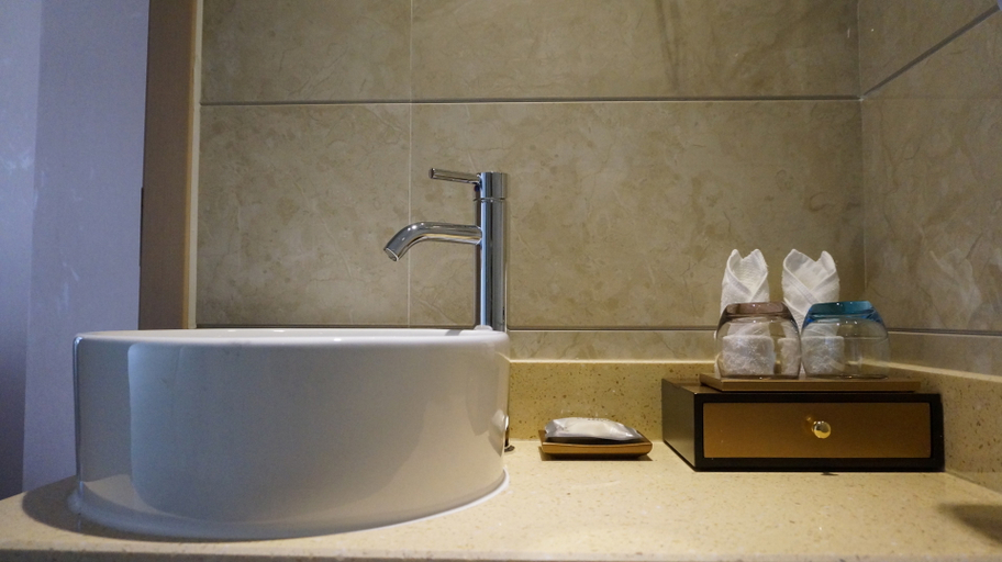 Bathroom, Lavande Hotel( Lhasa Railway Station), Lhasa