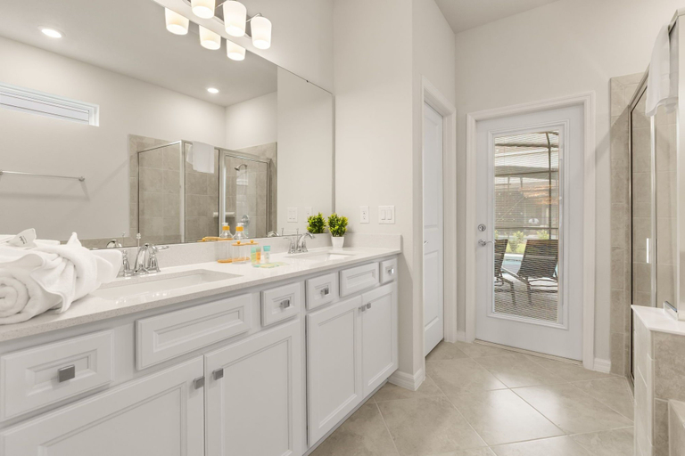 Bathroom 4, Spacious 22-Guest Retreat in Four Corner, Lake