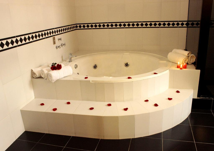 Bathroom, Capital Plaza Hotel, Oropeza