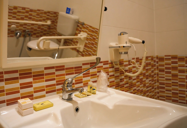 Bathroom 4, Hotel Regent, Pescara