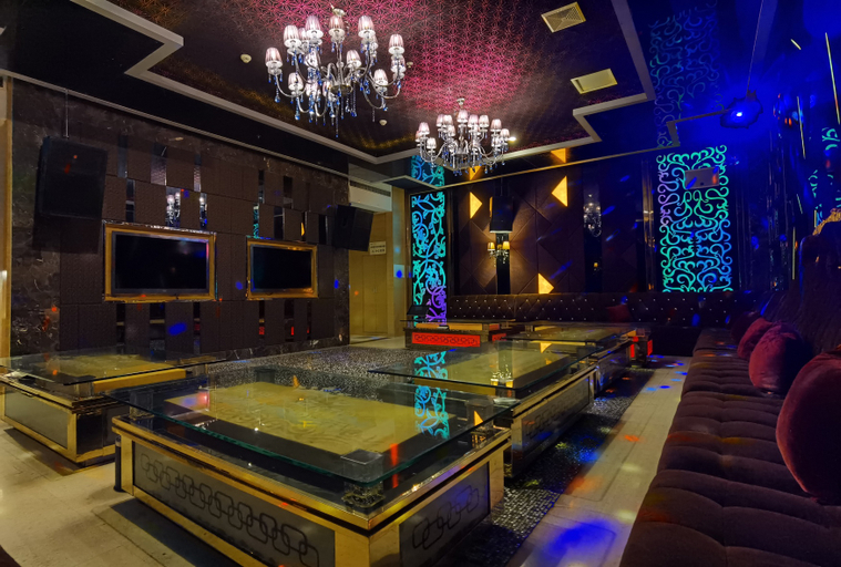 Others 4, the Peninsula Hotel, Neijiang