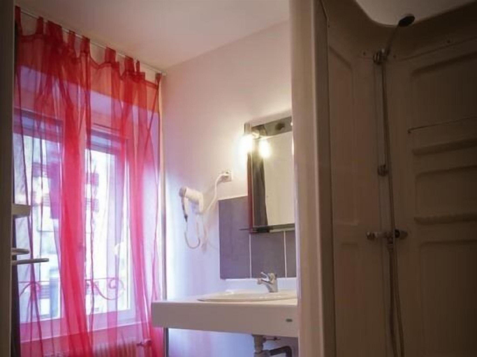 Bathroom 4, Ariane Hotel, Allier
