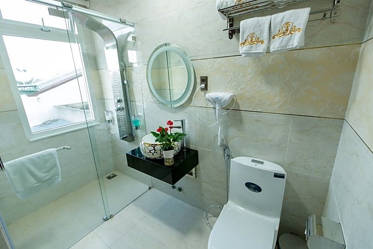 Bathroom 4, QUEEN T and T DALAT, Đà Lạt