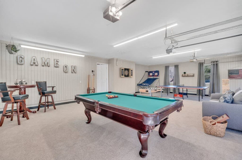 Room 4, Sleeps 24 Hot Tub Game Room Dog Friendly, Buncombe