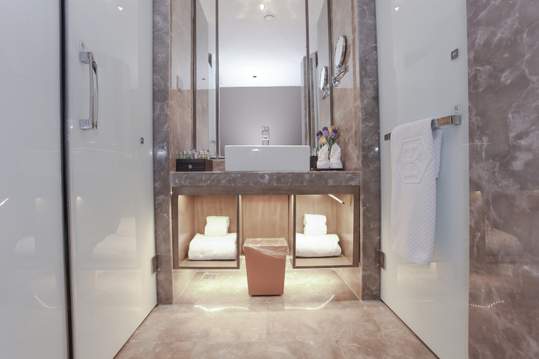 Bathroom 2, Haoyue Four Seasons Hotel, Chengdu