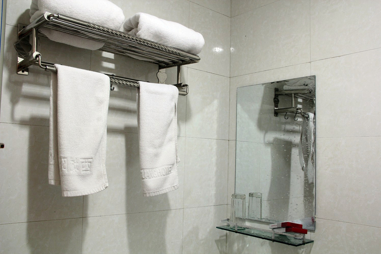 Bathroom 2, Xicheng Yangguang Hotel, Liangshan Yi