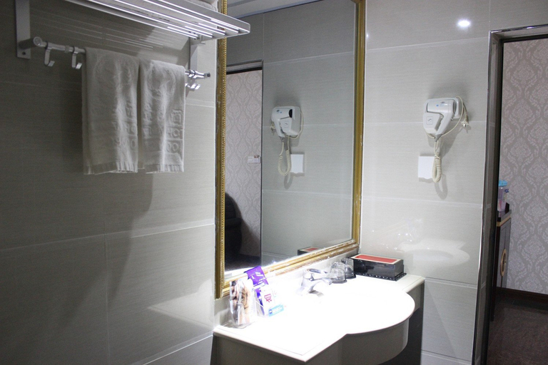 Bathroom 3, Huanan Hotel (Zhanjiang Railway Station Branch), Zhanjiang