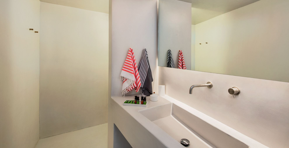 Bathroom 5, Old Castle Oia - Adults Only by Mr and Mrs White, South Aegean