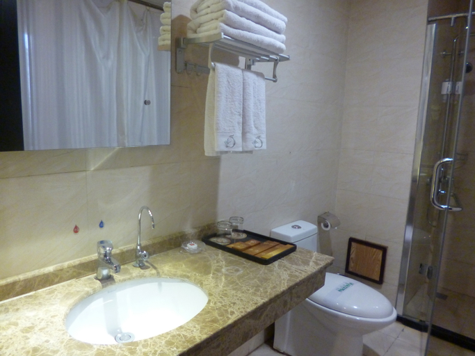 Bathroom 3, Pingyi Linyi gold and Silver Garden Hotel, Linyi