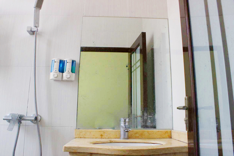 Bathroom 2, Bafang Hotel, Shaoguan