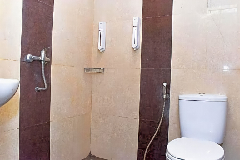 Bathroom 5, RedDoorz Plus near Sultan Hasanuddin Airport, Makassar
