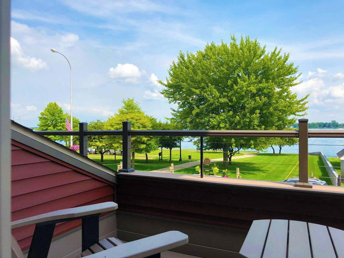 Property grounds 4, Riverhouse Inn on Water Street, Saint Clair