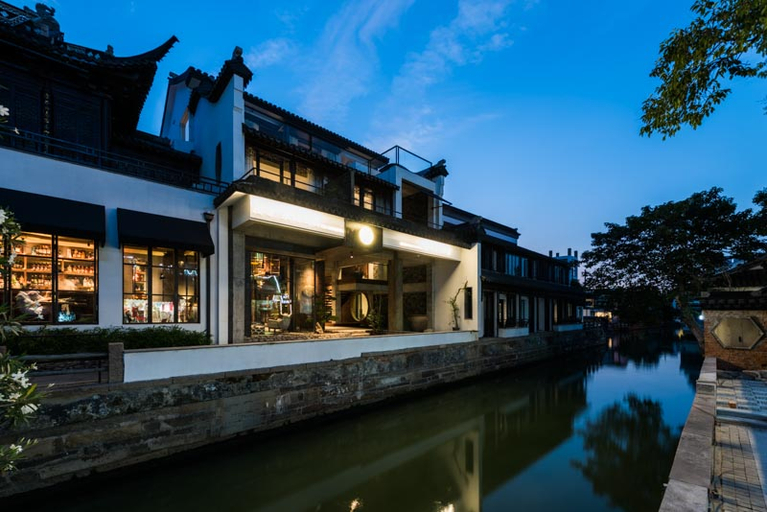 Exterior & Views