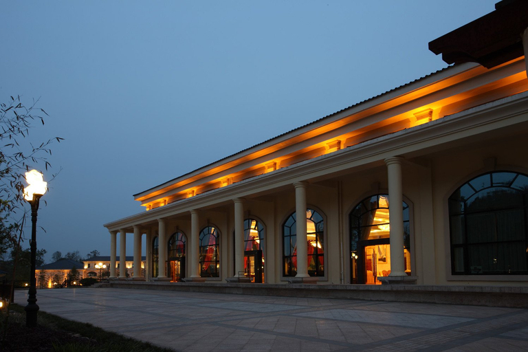Exterior & Views