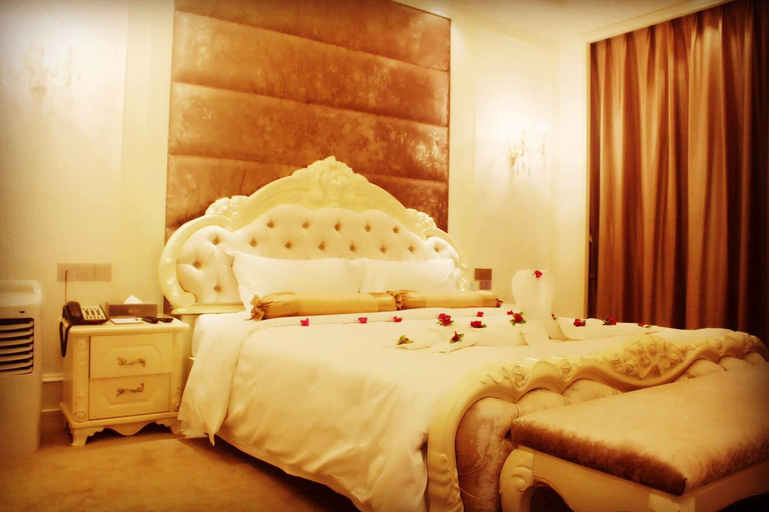 Bedroom, Huafeng Peacock Lake Hotel & Resort, Dehong Dai and Jingpo