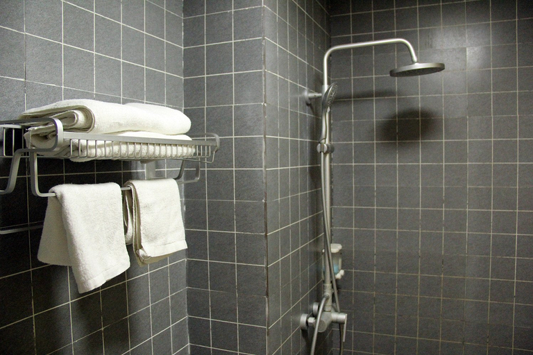 Bathroom 4, Jingang Holiday Hotel, Kaifeng