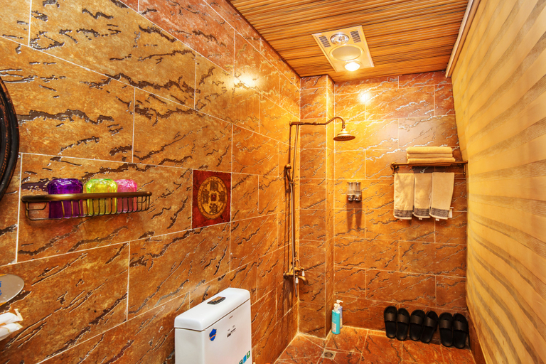 Bathroom 2, Li’s Inn, Lijiang