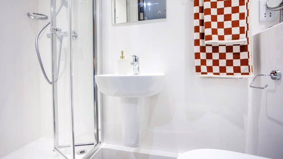 Bathroom 2, Student Only Crown House, Brighton and Hove