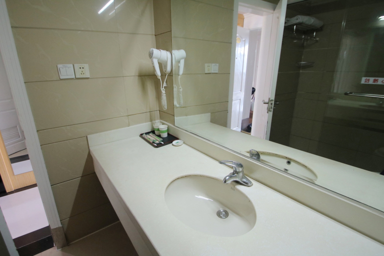 Bathroom 4, Ibis Styles Hotel Shanghai Caohejing Hongmei Road, Shanghai