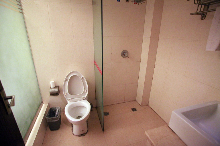 Bathroom 2, Weini Hostel, Yiyang