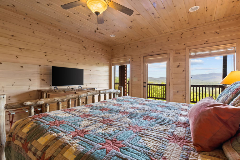 Room 3, Stunning Mtn Views Sleeps 10 Hot Tub Game Room, Fannin