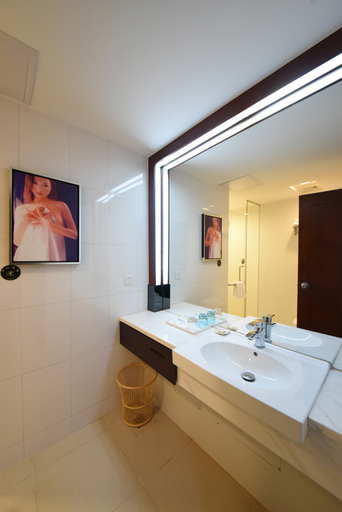 Bathroom 3, Borrman Hotel Guangzhou Changlong Shiqiao Metro Station, Guangzhou
