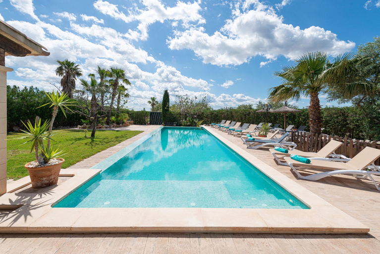 Room 3, Sa Xabola in Selva With 5 Bedrooms and 4 Bathrooms, Baleares