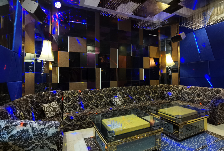 Others 5, the Peninsula Hotel, Neijiang