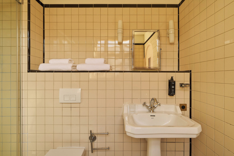 Bathroom 5, Le Berger Latroupe Hotel, Bruxelles