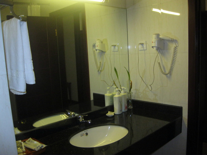 Bathroom 4, Xinhe Business Hotel, Dehong Dai and Jingpo