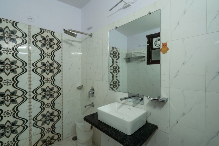 Bathroom 3, 코벳 에버그린 리조트, Nainital