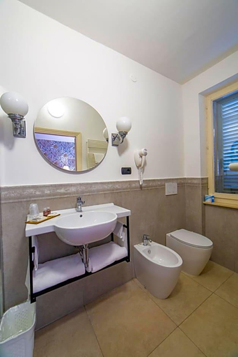 Bathroom 5, Hotel Fortuna, Perugia