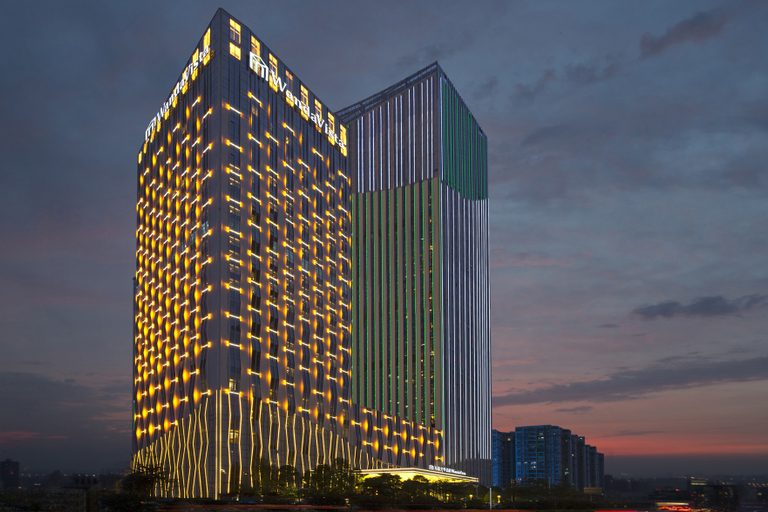 Exterior & Views
