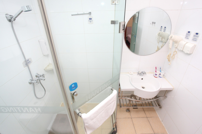 Bathroom 4, HanTing Premium Hotel (Beijing Guomao Jiulongshan Subway Station), Beijing