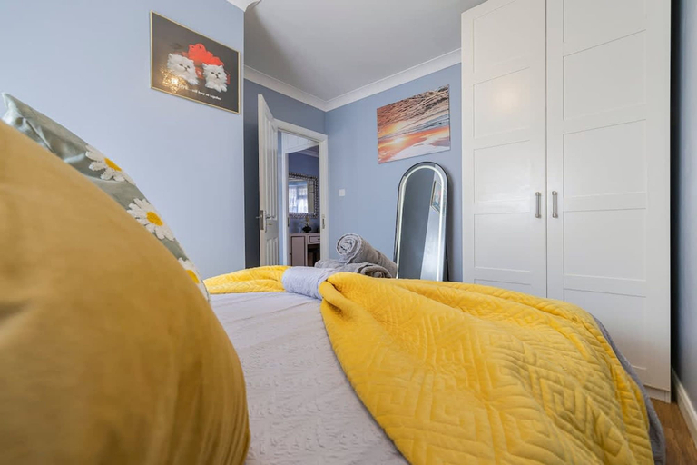 Room 2, Modern 2BR House Garden Parking Sleeps 4, London