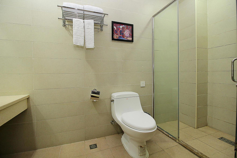 Bathroom 2, Longquan Hotel, Haikou