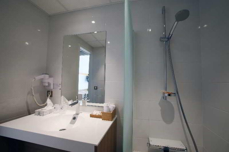 Bathroom 3, The Originals Boutique, Hôtel Neptune, Montpellier Sud, Hérault
