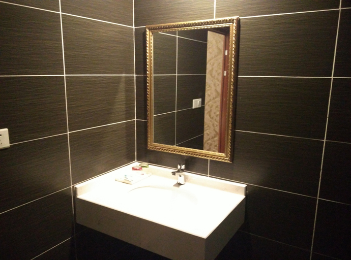 Bathroom 2, Xingyuyuan Hostel, Chongqing