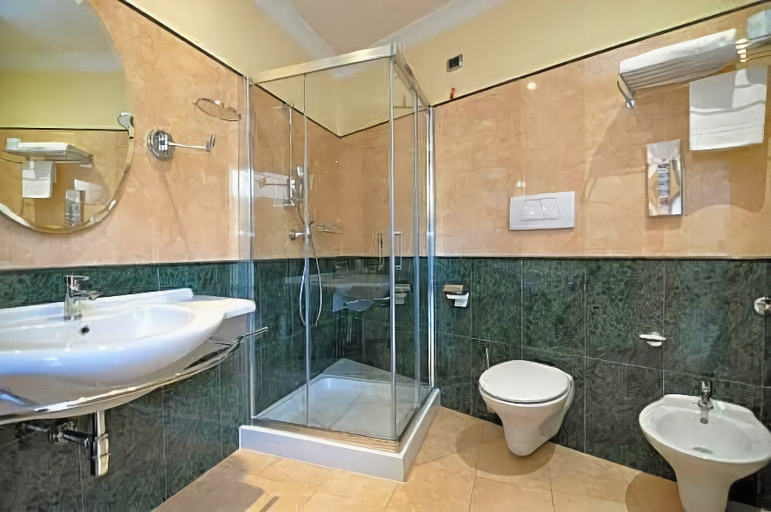 Bathroom 3, ホテル ファリ(Hotel Falli), Lecce
