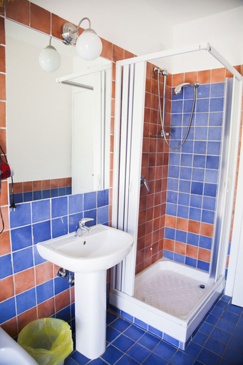 Bathroom 5, Medea Beach Resort, Salerno