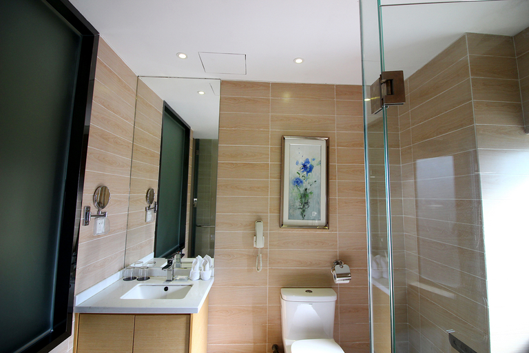 Bathroom 4, Lavande Hotel (Zhuhai Gongbei Port), Zhuhai
