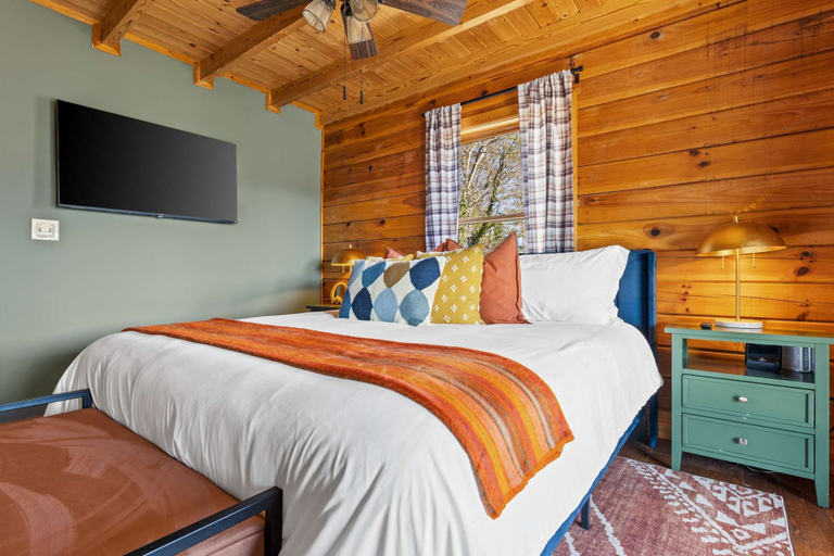 Room 4, Camp Wildgrove Hot Tub Sauna Mtn Views, Gilmer