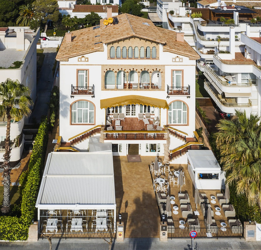 Exterior & Views