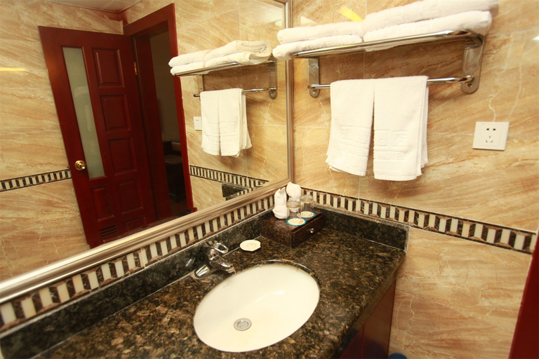 Bathroom, Runfeng Hotel, Meishan