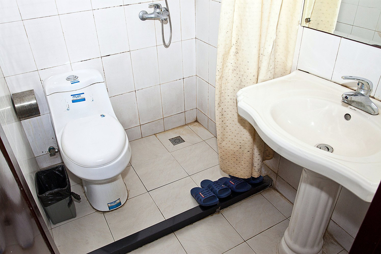 Bathroom 2, Baiyuan Hotel Shanghai Handan Road, Shanghai