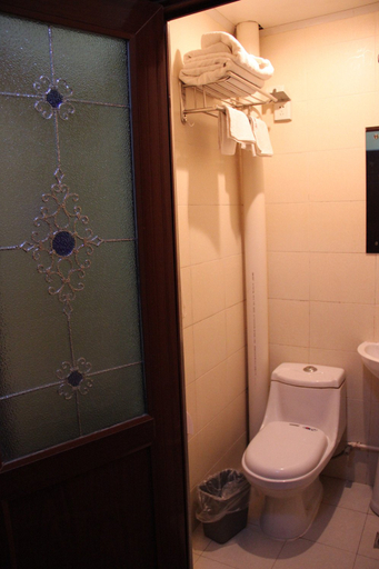 Bathroom, Haichun Hotel (Beijing Dazhongsi Subway Station), Beijing