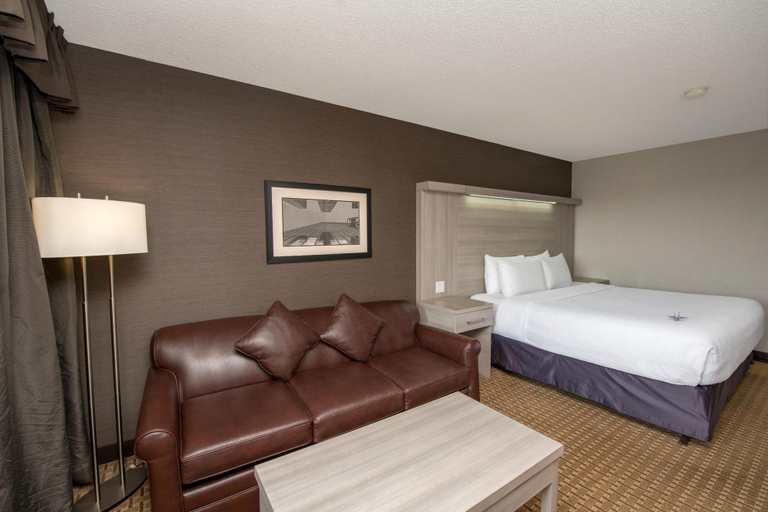 Bedroom 4, Coast Calgary University Area Hotel by APA, Division No. 6