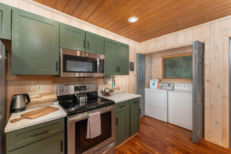 Room 3, Min to Hatley Pointe Views-hot Tub-sauna-games, Yancey