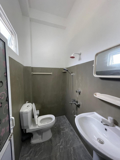 Bathroom 3, Emerald Coast Hotel Negombo, Negombo