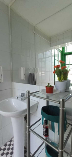 Bathroom 3, Patiperra Hostel, Valparaíso